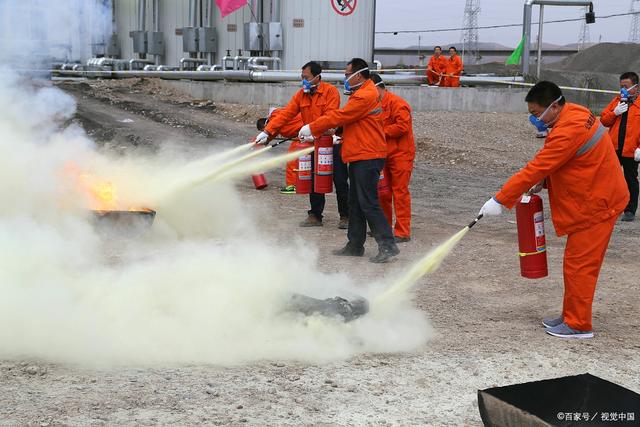 恐怖如斯！員工救火用嘴吹，造成19人死亡，工廠被吹倒閉